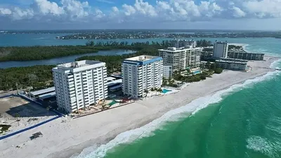 Хол; дървен под, естествена светлина, модерен стил, високи тавани