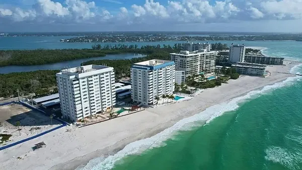 Хол; дървен под, естествена светлина, модерен стил, високи тавани