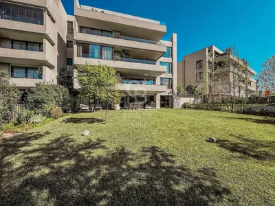 غرفة معيشة; أرضية خشبية, ضوء طبيعي, أسلوب عصري, أسقف عالية