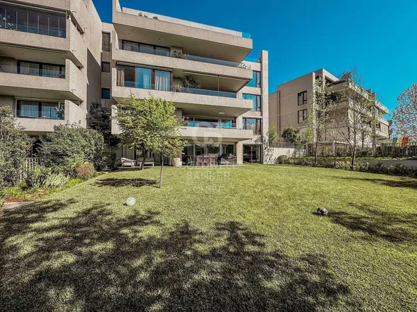 Obývačka; drevená podlaha, prirodzené svetlo, moderný štýl, vysoké stropy