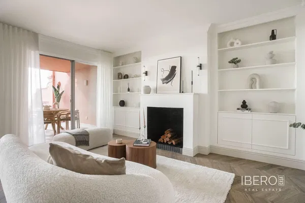 Σαλόνι; ξύλινο πάτωμα, φυσικό φως, μοντέρνο στυλ, ψηλά ταβάνια