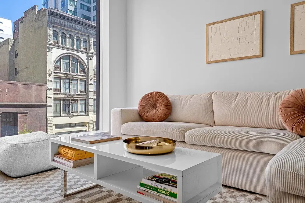 Woonkamer; houten vloer, natuurlijk licht, moderne stijl, hoge plafonds