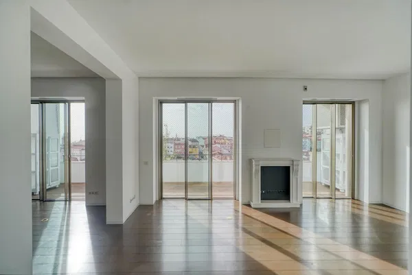 Кухня; кухненски уреди, дървен под, естествена светлина, модерен стил, ремонтиран