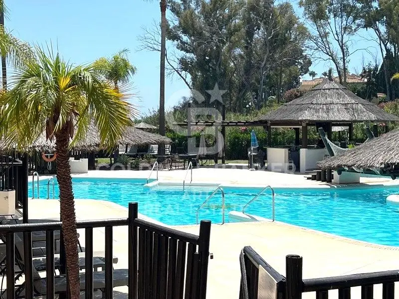 Küche; küchengeräte, holzboden, tageslicht, moderner stil