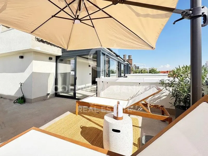 Woonkamer; houten vloer, natuurlijk licht, moderne stijl, hoge plafonds