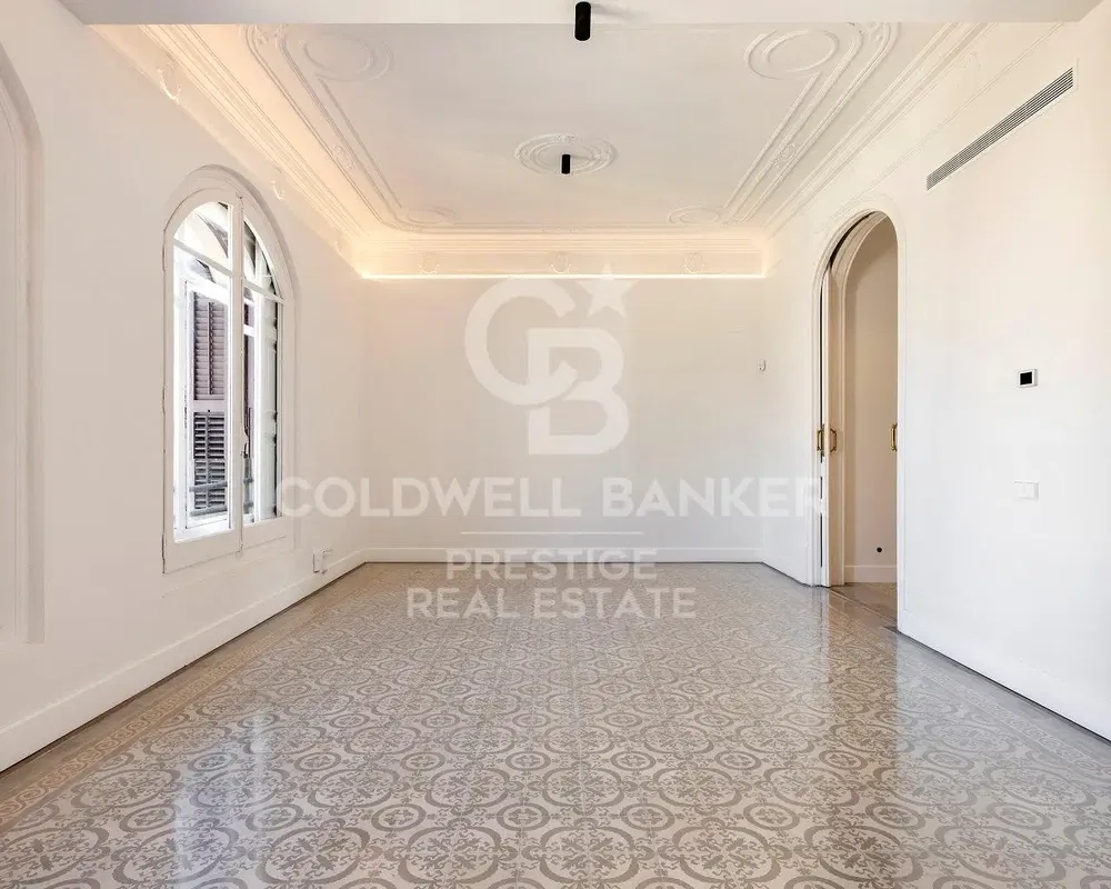 Wohnzimmer; holzboden, tageslicht, moderner stil, hohe decken