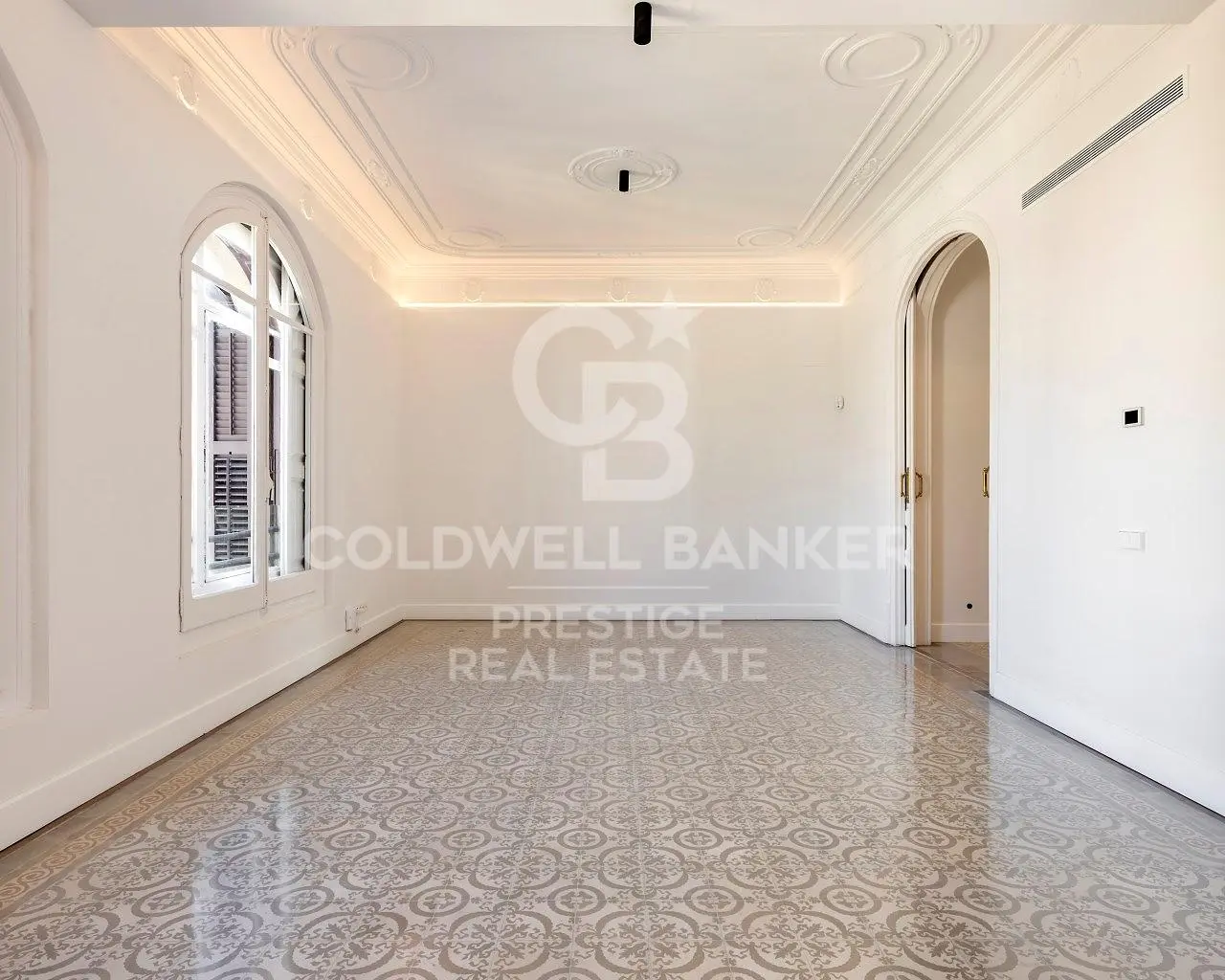 Wohnzimmer; holzboden, tageslicht, moderner stil, hohe decken