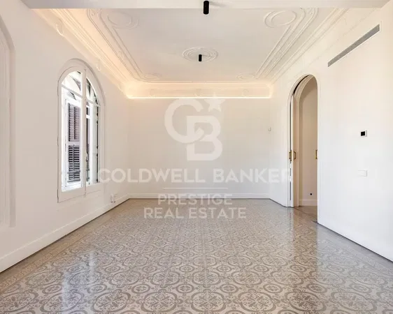 Wohnzimmer; holzboden, tageslicht, moderner stil, hohe decken