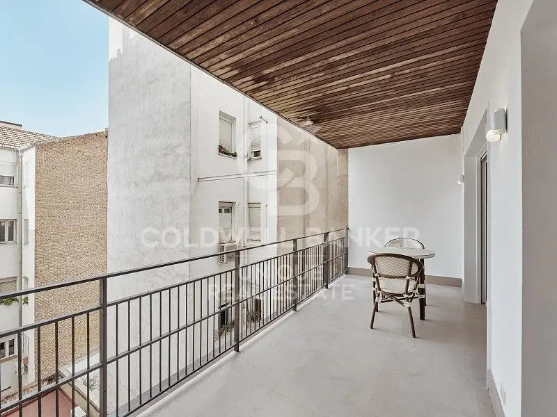 Obývačka; drevená podlaha, prirodzené svetlo, moderný štýl, vysoké stropy