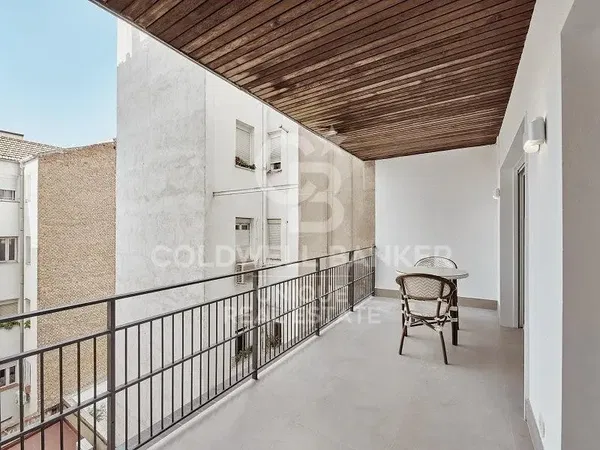 Woonkamer; houten vloer, natuurlijk licht, moderne stijl, hoge plafonds