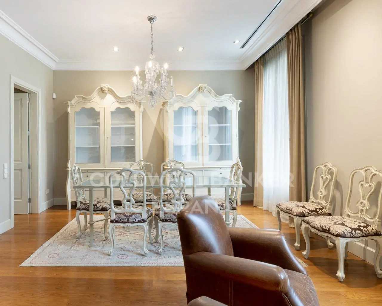 Cuisine; électroménager, parquet, lumière naturelle, style moderne, rénové