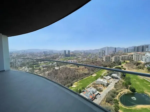 Salon; parquet, lumière naturelle, style moderne, hauteur sous plafond