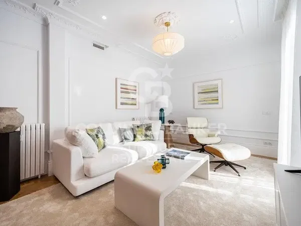 Keuken; keukenapparatuur, houten vloer, natuurlijk licht, moderne stijl, gerenoveerd