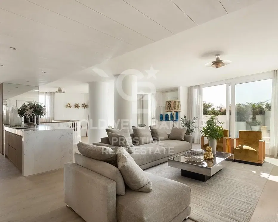 Cocina; electrodomésticos, suelo de madera, luz natural, estilo moderno, renovado