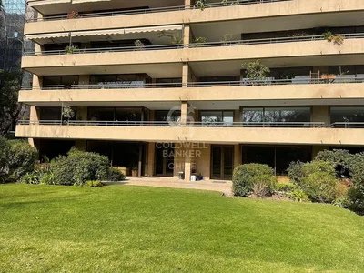 غرفة معيشة; أرضية خشبية, ضوء طبيعي, أسلوب عصري, أسقف عالية