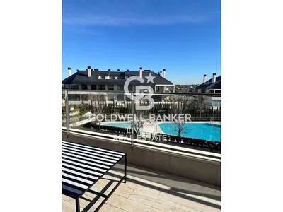 Cozinha; eletrodomésticos, chão de madeira, luz natural, estilo moderno, renovado