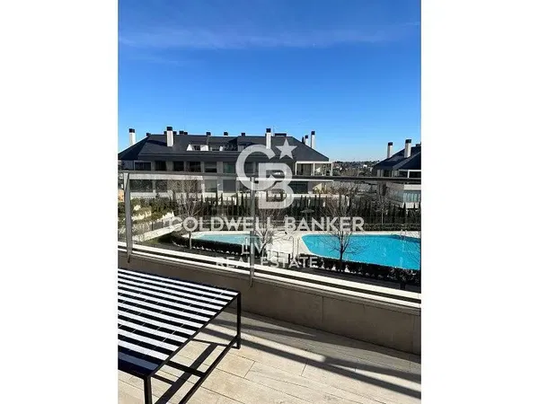 Cozinha; eletrodomésticos, chão de madeira, luz natural, estilo moderno, renovado