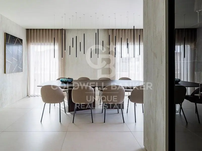 Wohnzimmer; holzboden, tageslicht, moderner stil, hohe decken