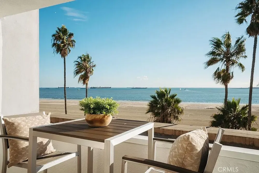 Cozinha; eletrodomésticos, chão de madeira, luz natural, estilo moderno, renovado