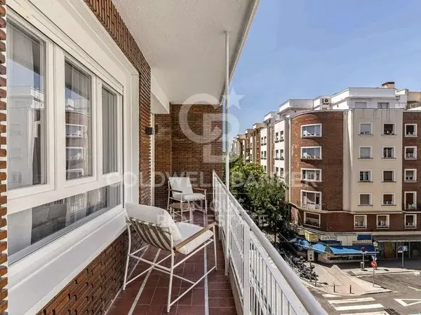 Cuisine; électroménager, parquet, lumière naturelle, style moderne, rénové