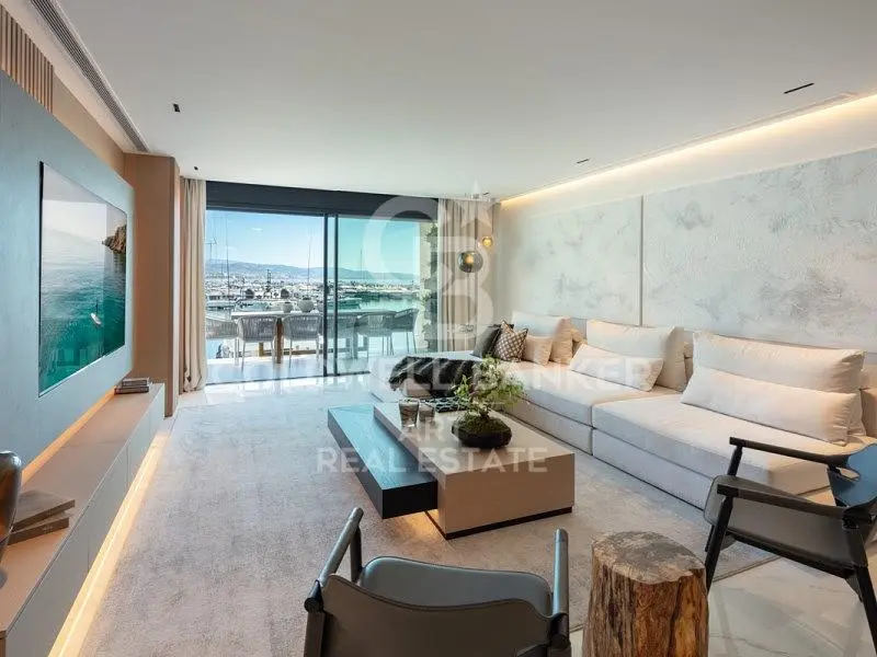 Wohnzimmer; holzboden, tageslicht, moderner stil, hohe decken