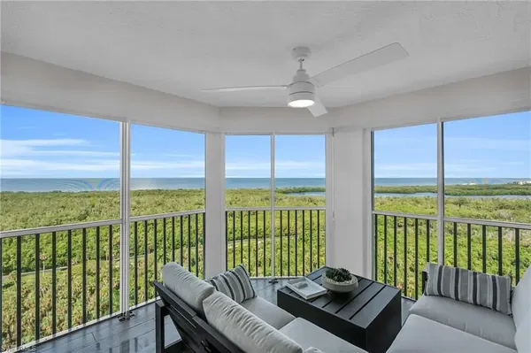 Kuhinja; kuhinjski aparati, drveni pod, prirodno svjetlo, moderni stil