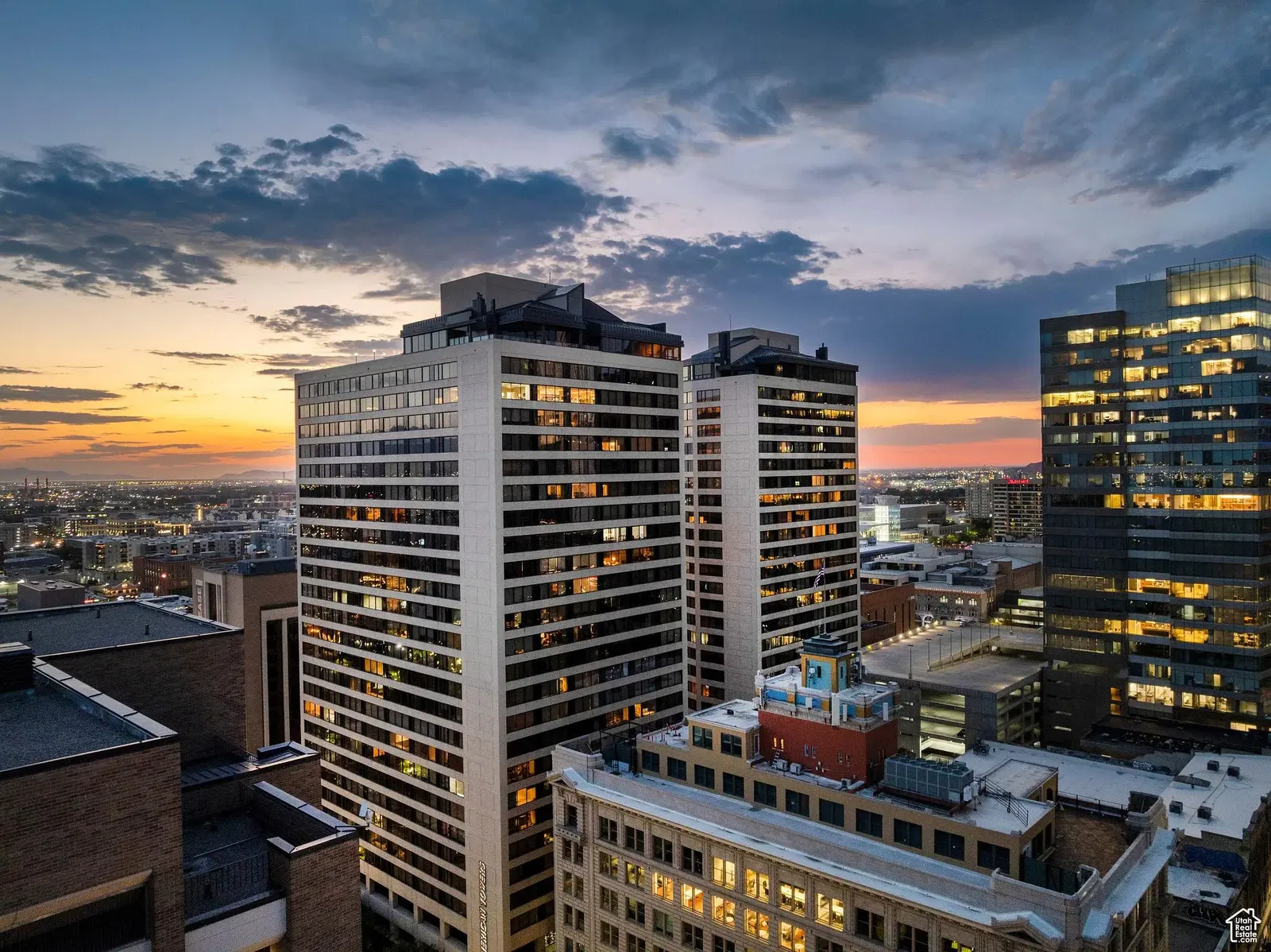 Sala de estar; chão de madeira, luz natural, estilo moderno, teto alto