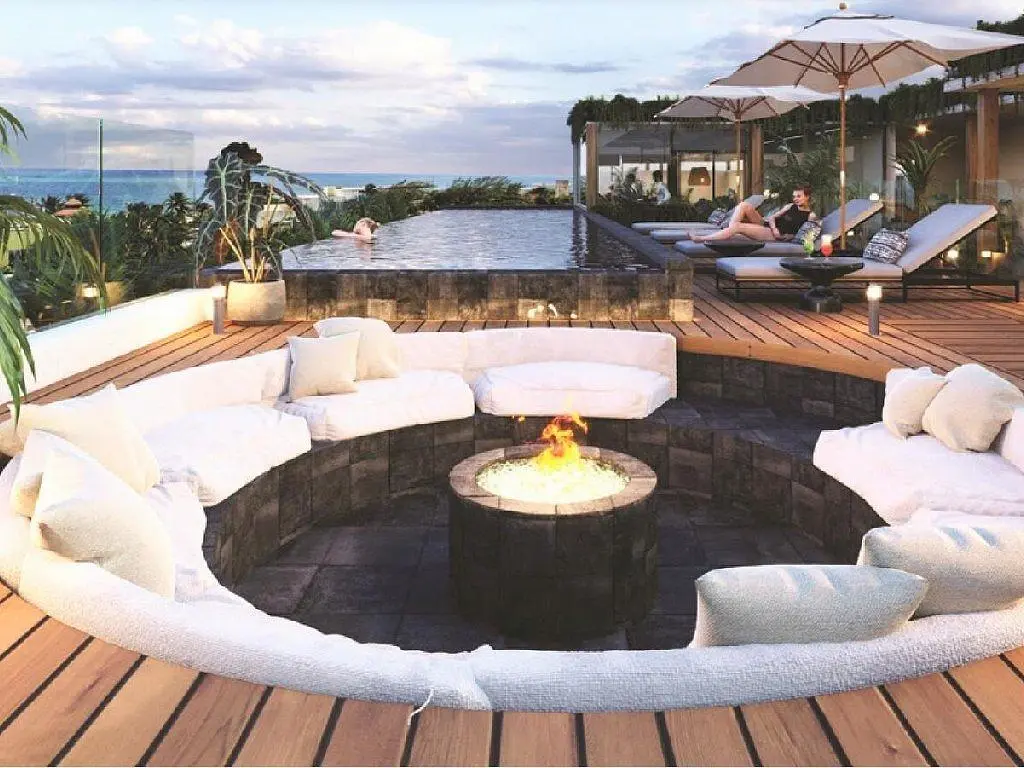 Дневна соба; дрвени под, природно светло, модерни стил, високи плафони