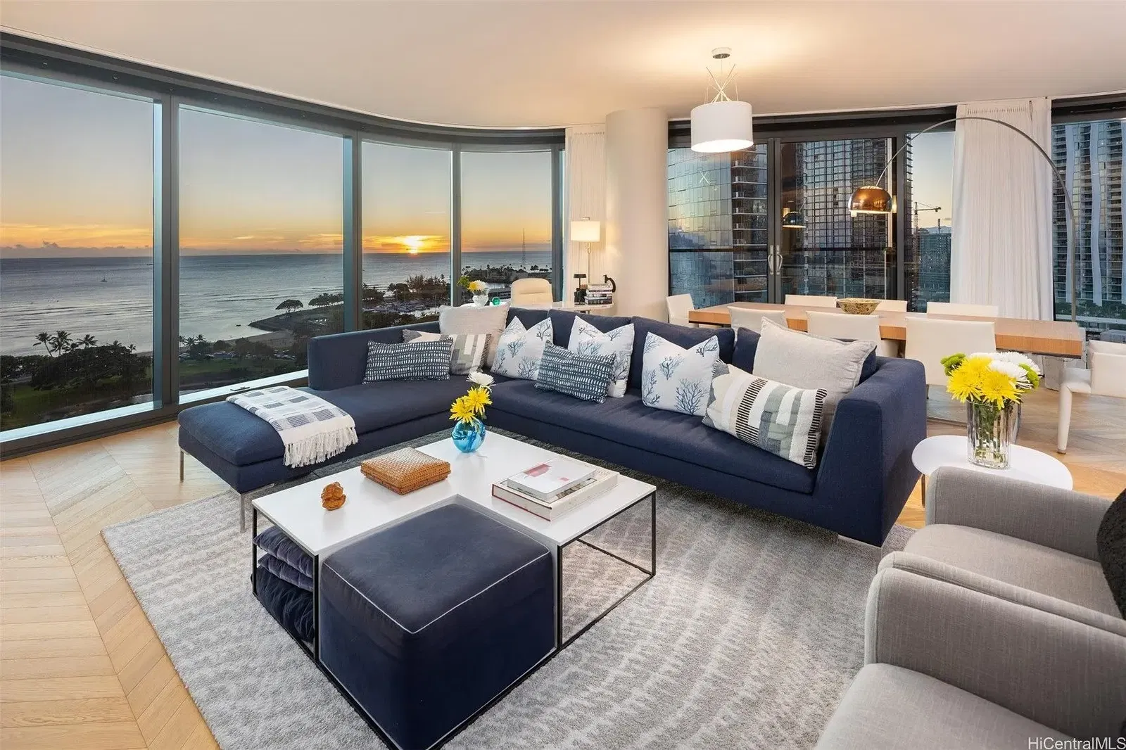 Wohnzimmer; holzboden, tageslicht, moderner stil, hohe decken