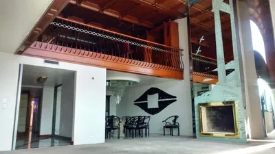 Salon; parquet, lumière naturelle, style moderne, hauteur sous plafond