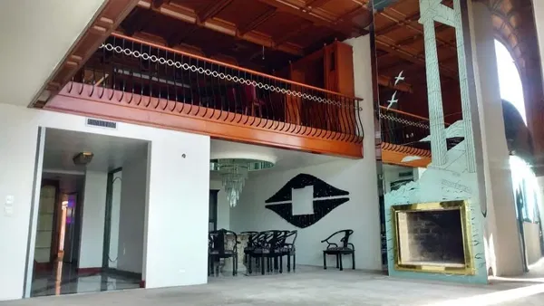 Salon; parquet, lumière naturelle, style moderne, hauteur sous plafond