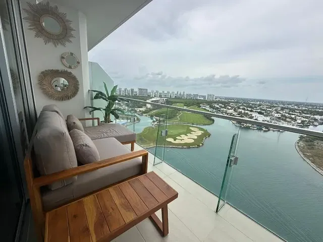 Obývačka; drevená podlaha, prirodzené svetlo, moderný štýl, vysoké stropy