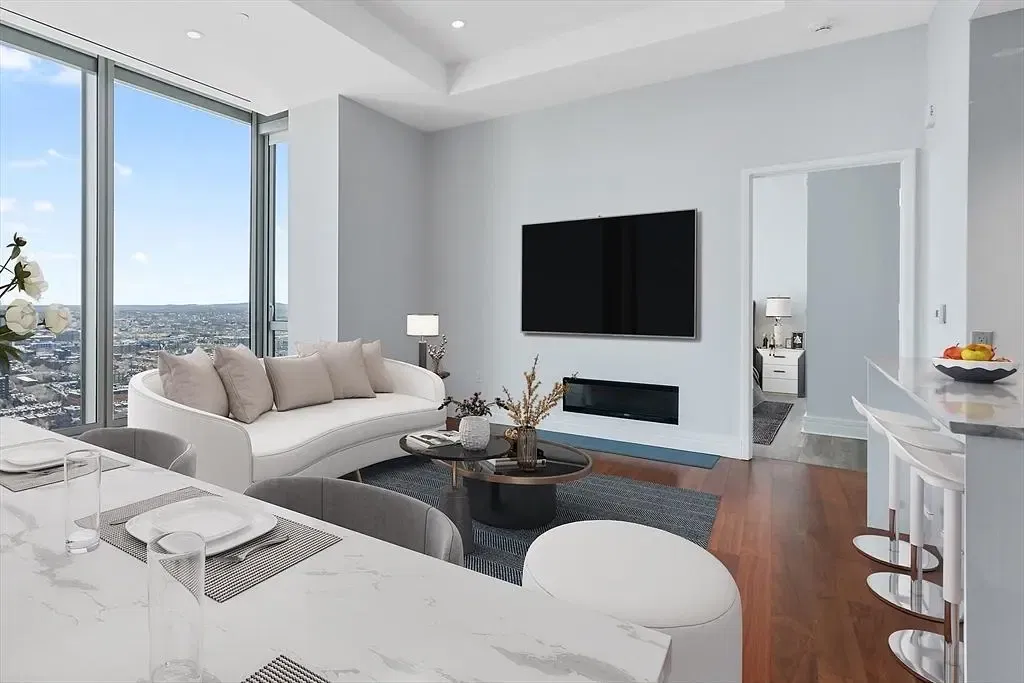 Wohnzimmer; holzboden, tageslicht, moderner stil, hohe decken