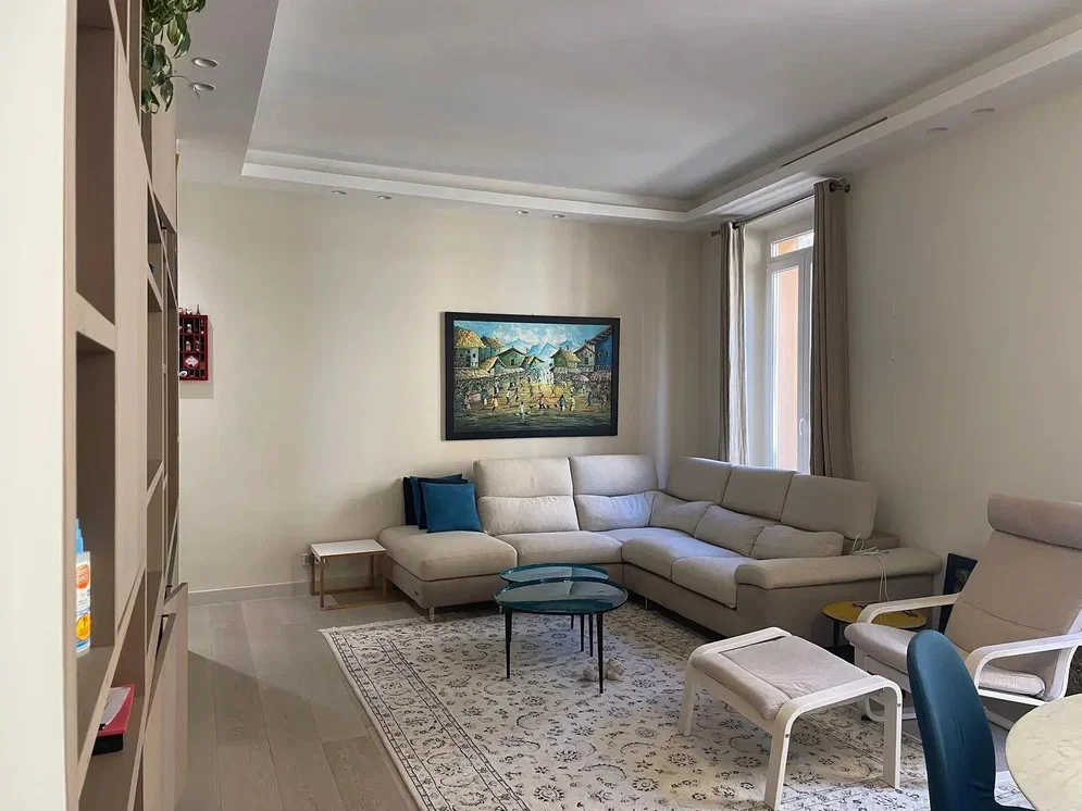 Salón; suelo de madera, luz natural, estilo moderno, techos altos