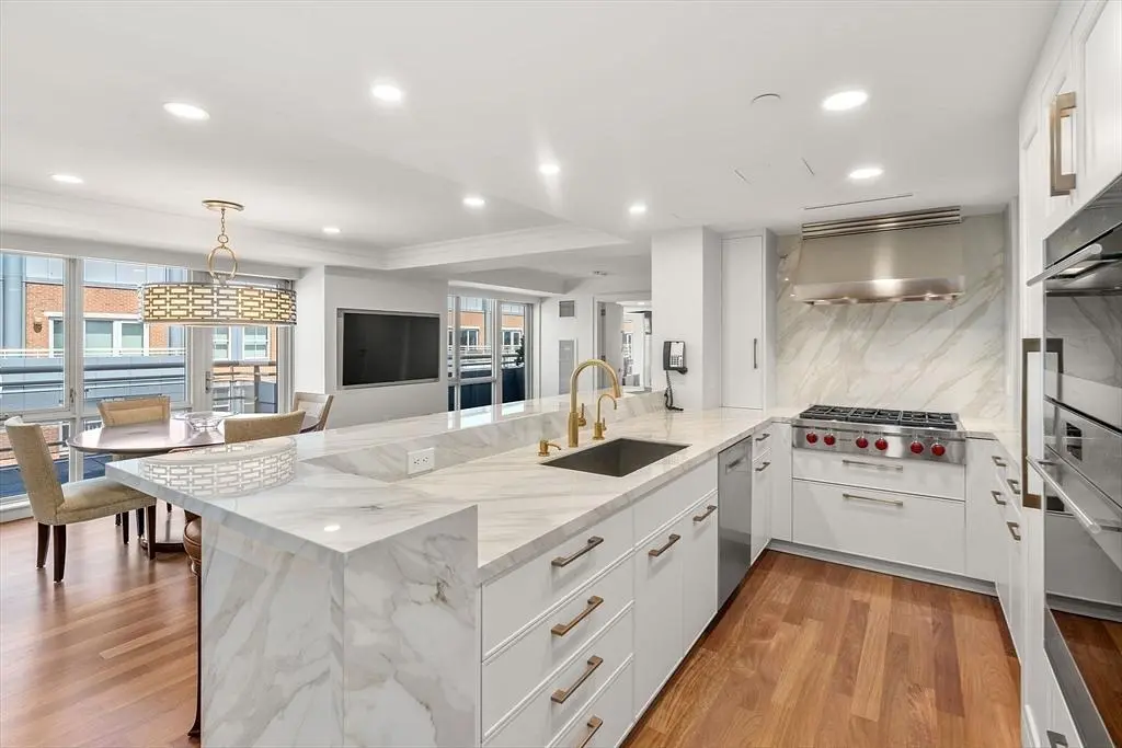 Küche; küchengeräte, holzboden, tageslicht, moderner stil, renoviert