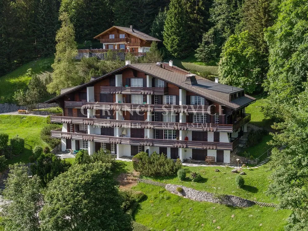 Σαλόνι; ξύλινο πάτωμα, φυσικό φως, μοντέρνο στυλ, ψηλά ταβάνια