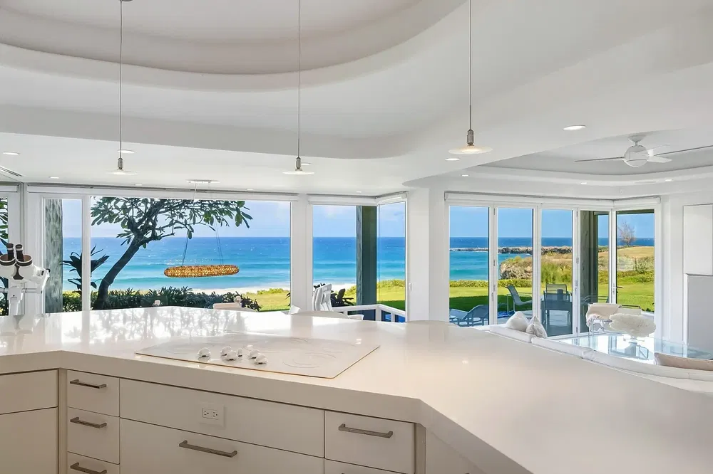 Дневна соба; дрвени под, природно светло, модерни стил, високи плафони