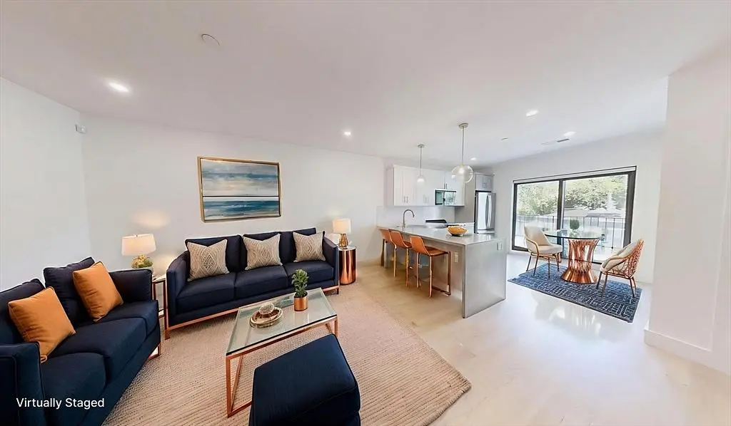 Sala de estar; chão de madeira, luz natural, estilo moderno, teto alto