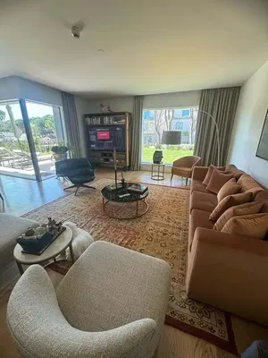 Wohnzimmer; holzboden, tageslicht, moderner stil, hohe decken