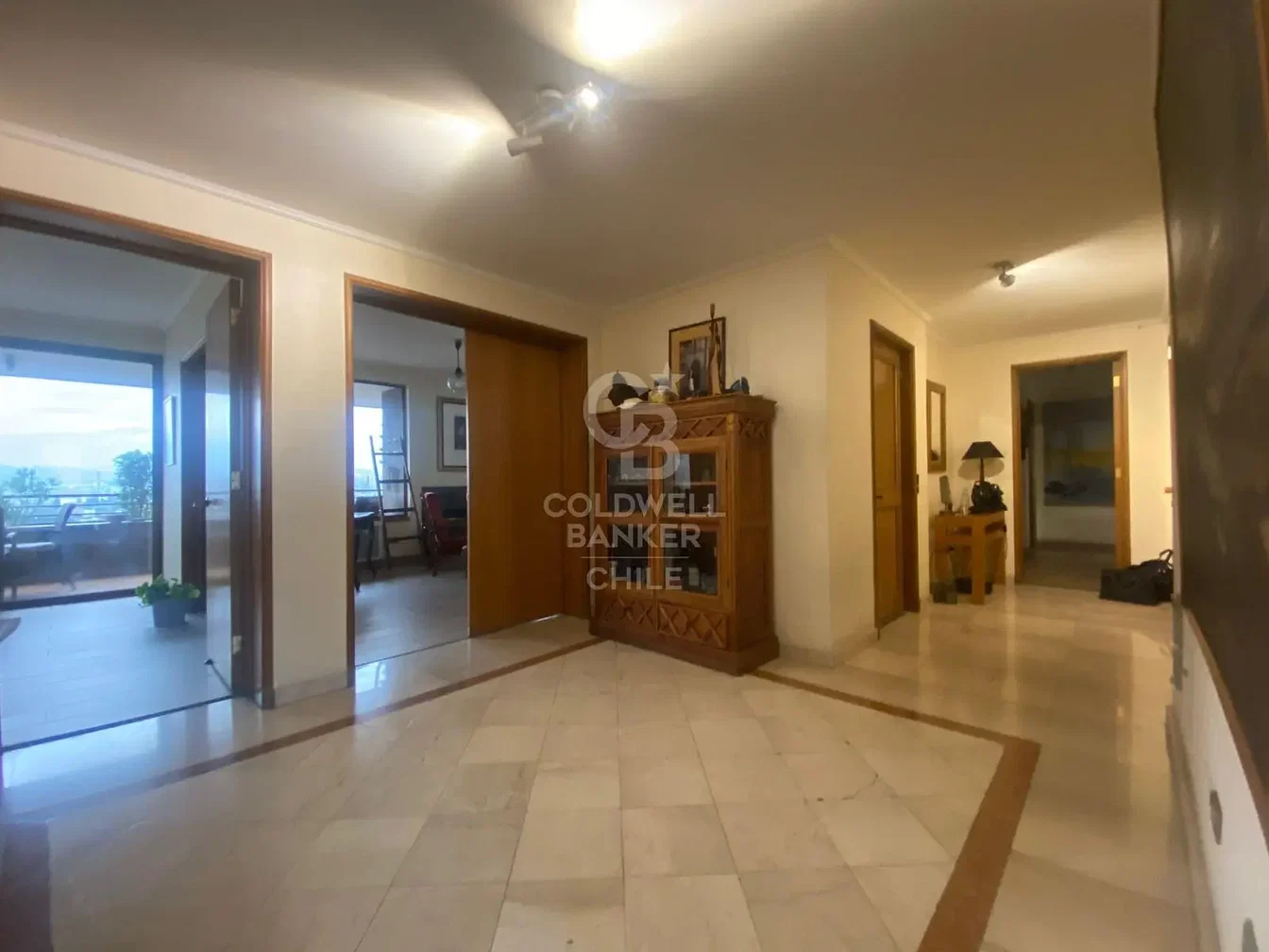 Obývací pokoj; dřevěná podlaha, přirozené světlo, moderní styl, vysoké stropy