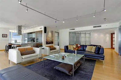 Sala de estar; chão de madeira, luz natural, estilo moderno, teto alto