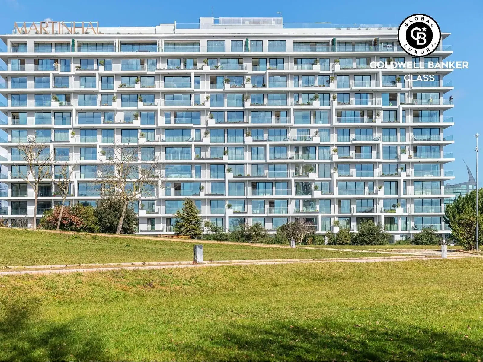 غرفة معيشة; أرضية خشبية, ضوء طبيعي, أسلوب عصري, أسقف عالية