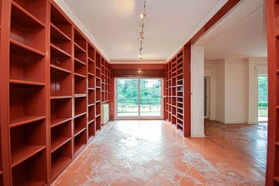 Wohnzimmer; holzboden, tageslicht, moderner stil, hohe decken