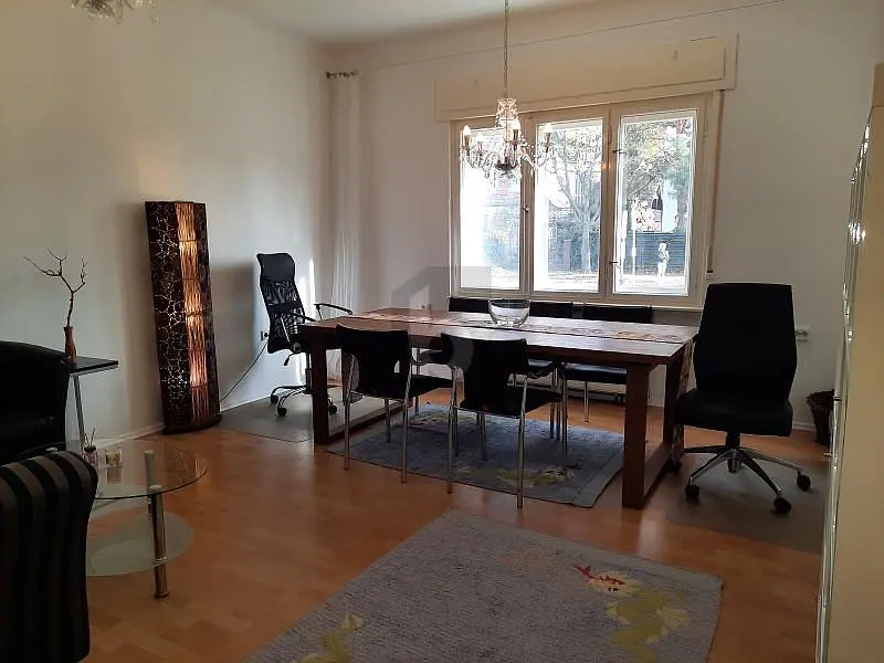 Soggiorno; pavimento in legno, luce naturale, stile moderno, soffitti alti