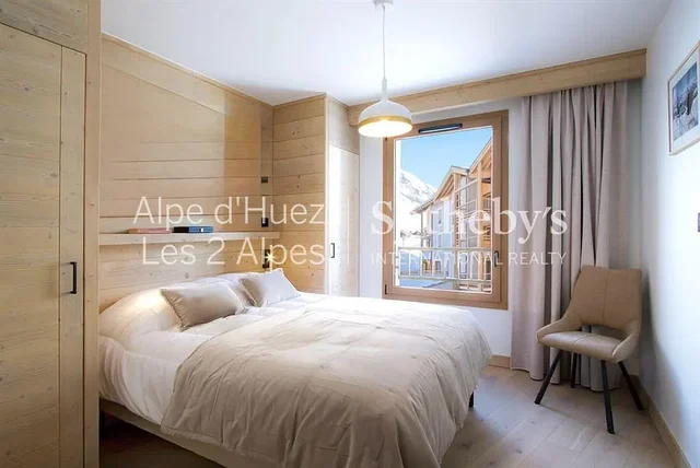 غرفة معيشة; أرضية خشبية, ضوء طبيعي, أسلوب عصري, أسقف عالية