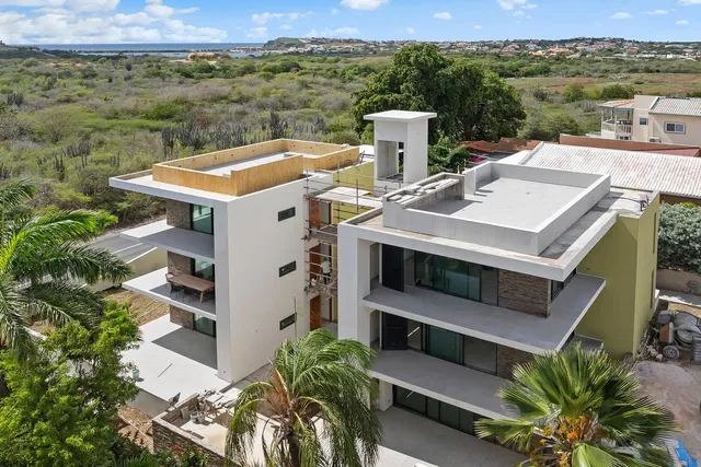 Keuken; keukenapparatuur, houten vloer, natuurlijk licht, moderne stijl, gerenoveerd