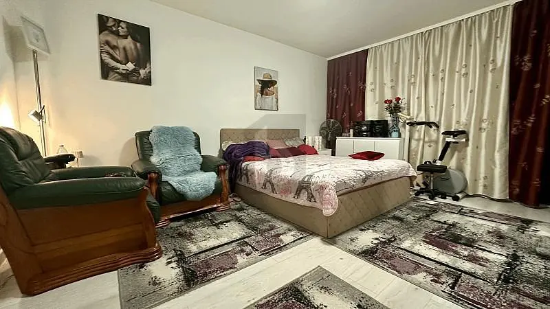 Σαλόνι; ξύλινο πάτωμα, φυσικό φως, μοντέρνο στυλ, ψηλά ταβάνια