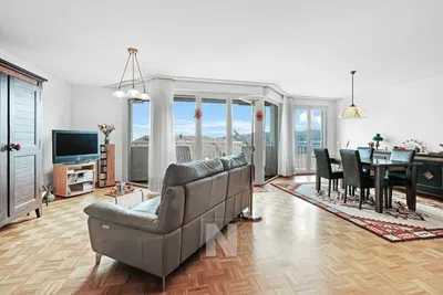 Σαλόνι; ξύλινο πάτωμα, φυσικό φως, μοντέρνο στυλ, ψηλά ταβάνια