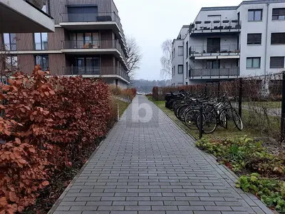 Soggiorno; pavimento in legno, luce naturale, stile moderno, soffitti alti