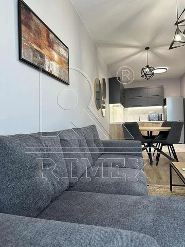 Salón; suelo de madera, luz natural, estilo moderno, techos altos